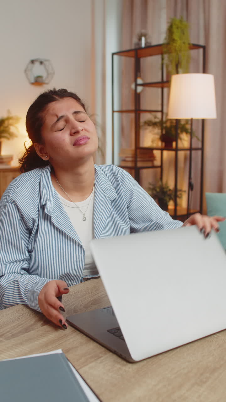 Donna freelance arrabbiata e furiosa che usa il portatile che lavora in ufficio a casa che ha un esaurimento nervoso al lavoro