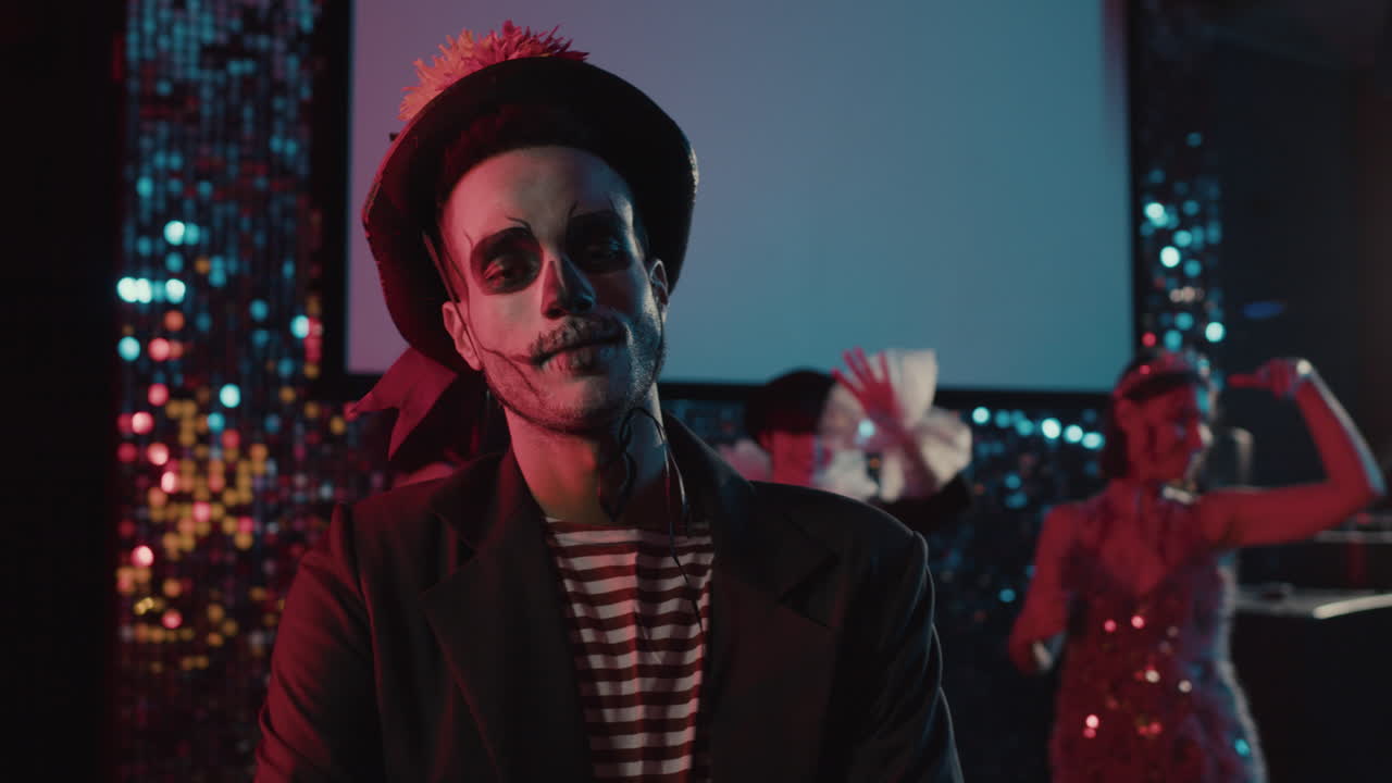 un joven mirando a la cámara.