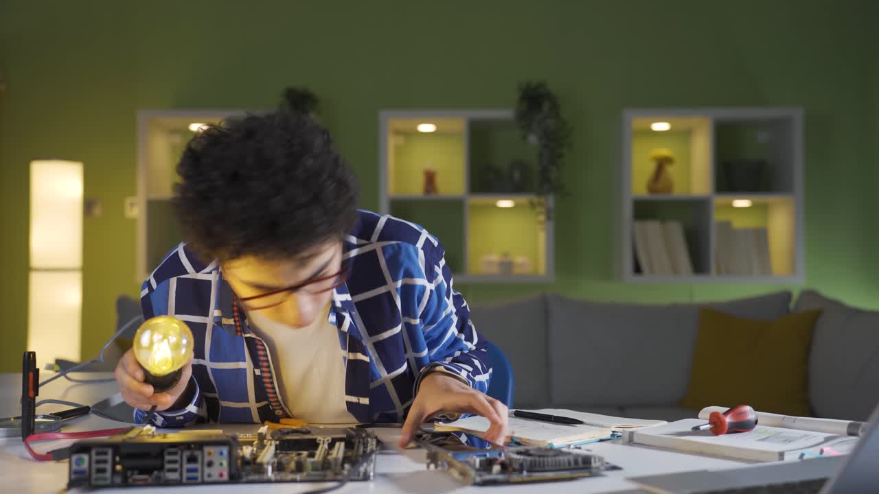 высокотехнологичный молодой человек.