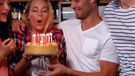 mujer feliz celebrando su cumpleaños