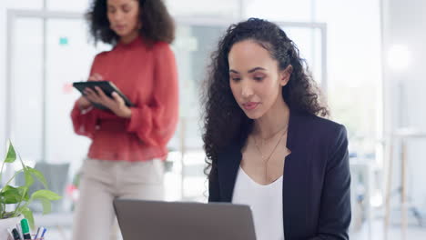 trabajo en equipo, tabletas y mujeres de negocios en la oficina