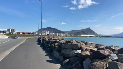 Blick-Auf-Das-Akrafjall-Gebirge-Von-Der-Stadt-Akranes,-Island