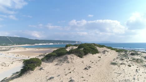 Luftaufnahme,-Die-über-Natürliche-Dünen-Und-Den-Strand-Von-Los-Canos-De-Meca-In-Spanien-Fliegt