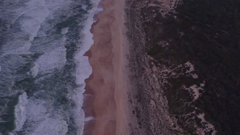 Volando-Hacia-Adelante-Sobre-Praia-Do-Norte-Nazaré-Portugal-Vacía-Durante-La-Puesta-De-Sol,-Antena