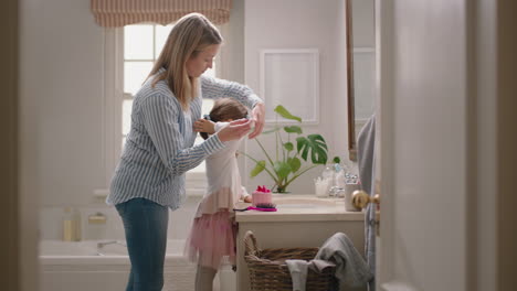 Feliz-Madre-Cepillando-El-Cabello-De-Su-Hija-En-El-Baño.-Una-Linda-Niña-Preparándose-En-La-Mañana.-Mamá-Amorosa-Disfrutando-De-La-Paternidad-Cuidando-A-Su-Hijo.