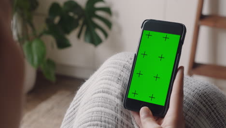 Junge-Frau,-Die-Ihr-Smartphone-Beim-Video-Chat-Nutzt-Und-Auf-Den-Grünen-Bildschirm-Blickt-Und-Das-Chatten-Auf-Dem-Chroma-Key-Display-Des-Mobiltelefons-In-Vertikaler-Ausrichtung-Genießt