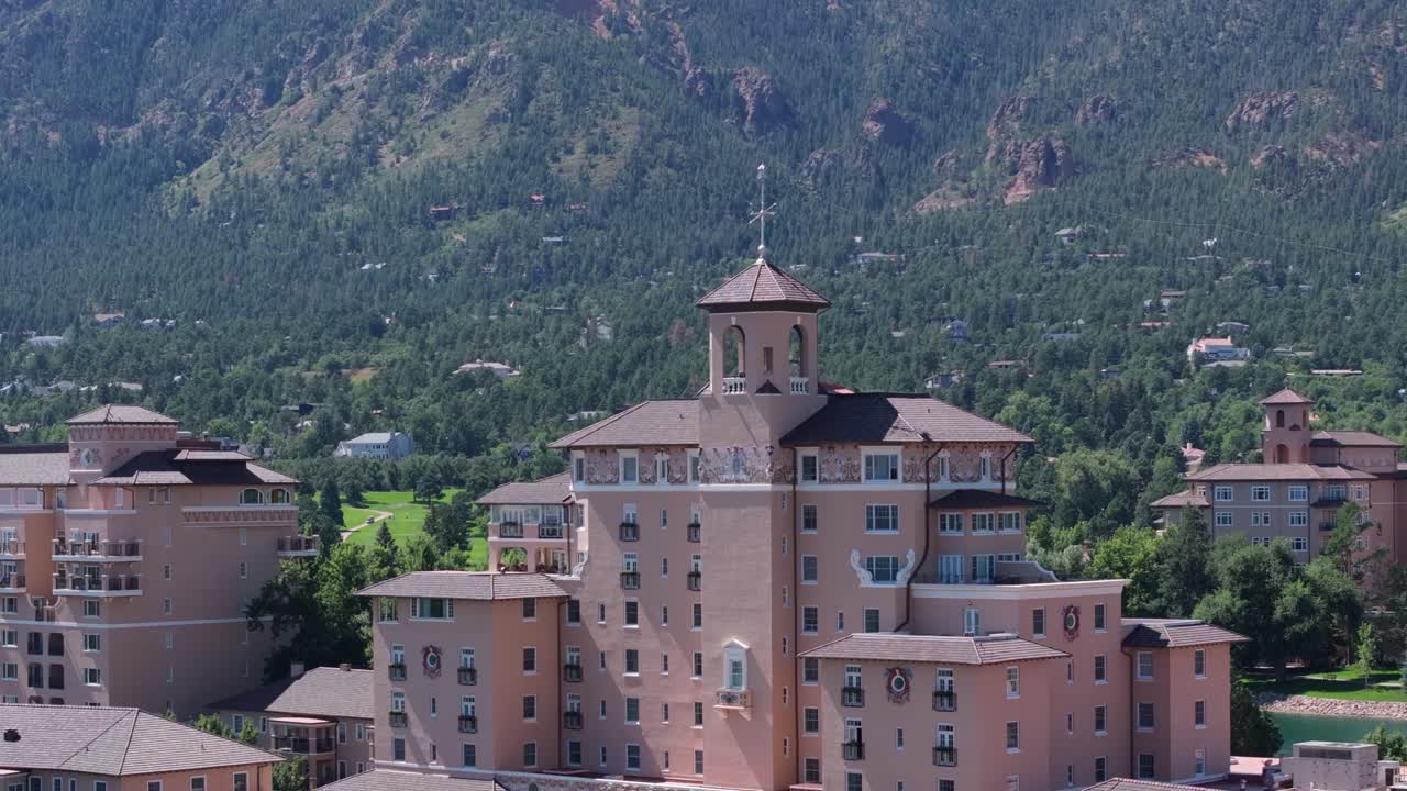 높은 산에 지어진 브로드무어 리조트의 건축