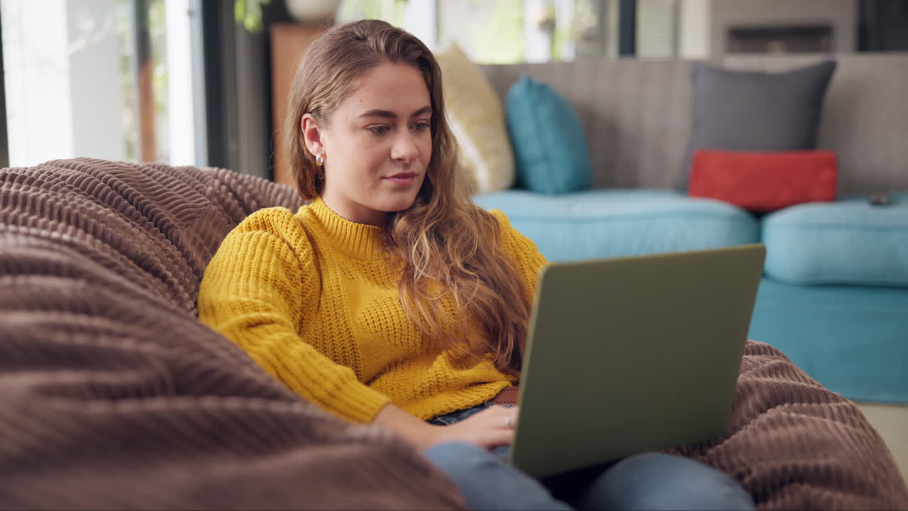 mujer trabajando en la computadora portátil en casa