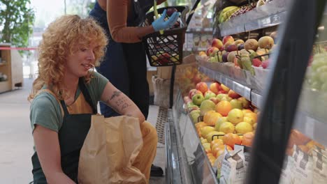 mujer comprando productos en una tienda de comestibles