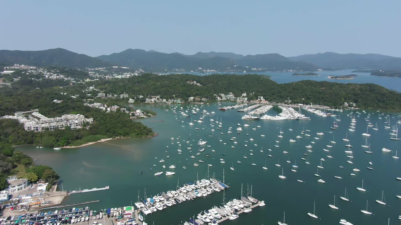 홍콩 선착장에 있는 수백 척의 소형 보트, 조감도 아래로 기울기