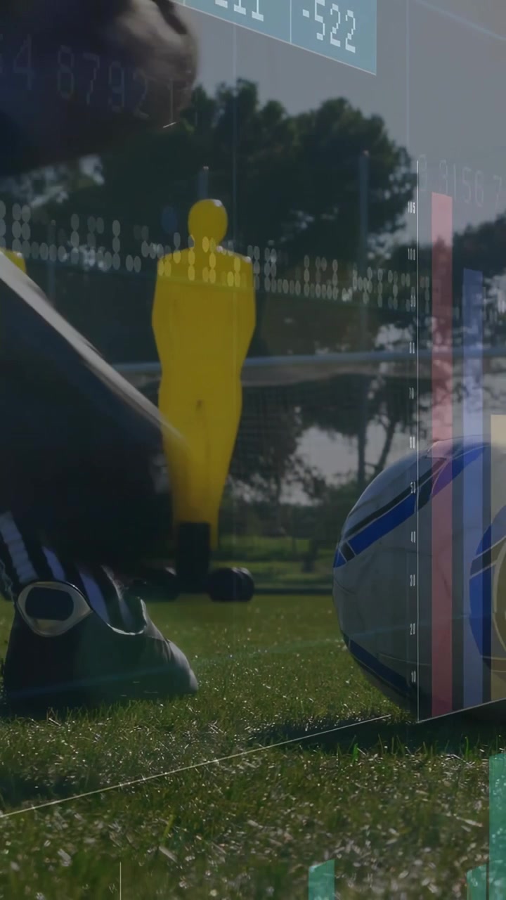 Giocatore con divisa scura che entra nell'inquadratura, colpisce il pallone durante un allenamento di calcio, con un overlay analitico che evidenzia un manichino