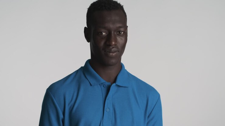 Hombre afroamericano sobre fondo gris