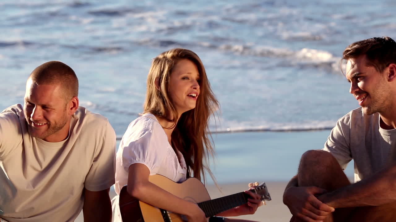 해변 에 있는 친구 들 의 모임