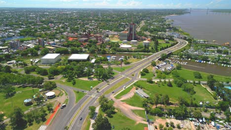 rosario, argentina provincia de santa fe imágenes aéreas con drones de la ciudad vistas del río paraná volando sobre el arroyo ludueña