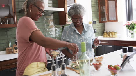 Felices-Amigas-Afroamericanas-Mayores-Preparando-Comida-En-La-Cocina,-Espacio-Para-Copiar,-Cámara-Lenta