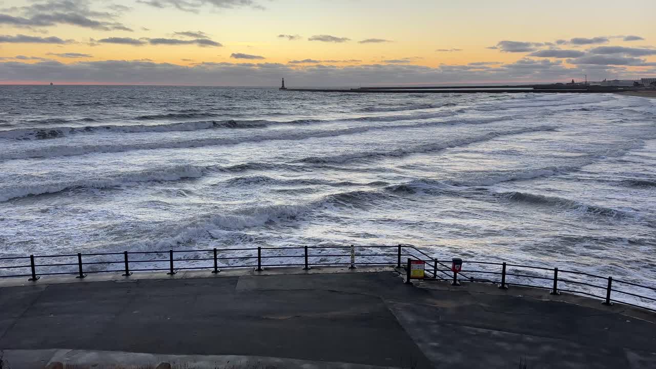Pantai dermaga roker matahari terbit pagi hari sunderland timur laut inggris laut britania raya uk garis pantai seaburn