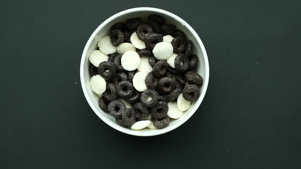 Skål med svart og hvit frokostblanding