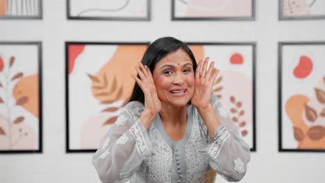madre india alegre gritando y gritando
