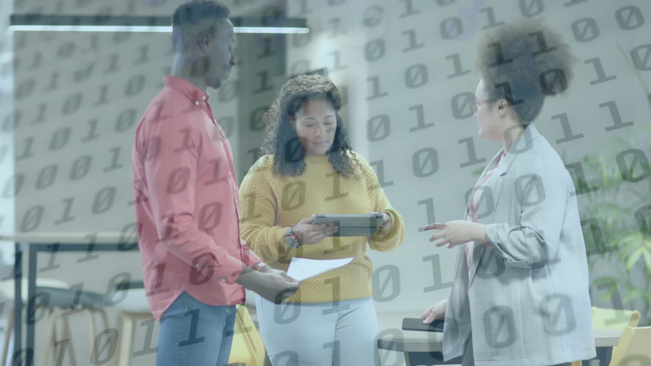 animación de procesamiento de datos de codificación binaria sobre diversas personas de negocios en la oficina.