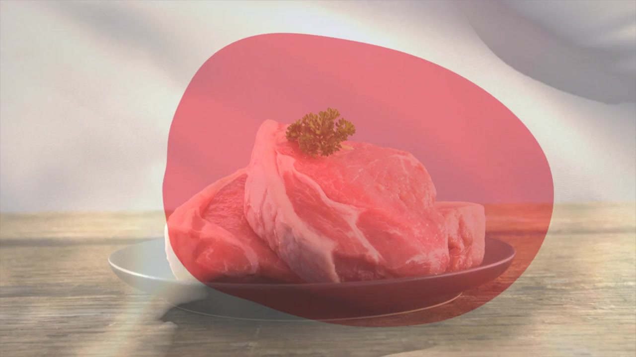 白い布が波打つと、暗い皿に積み重ねられた生肉が現れる。カメラが下降し、料理が映し出される。