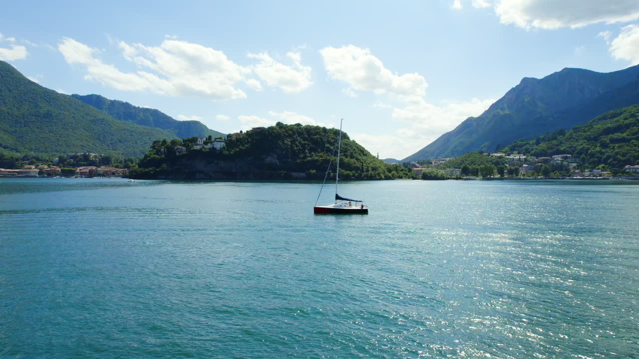 barco de vela en el lago de como, italia