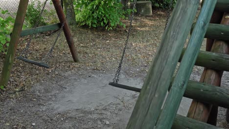 un patio de juegos abandonado y sombrío para niños