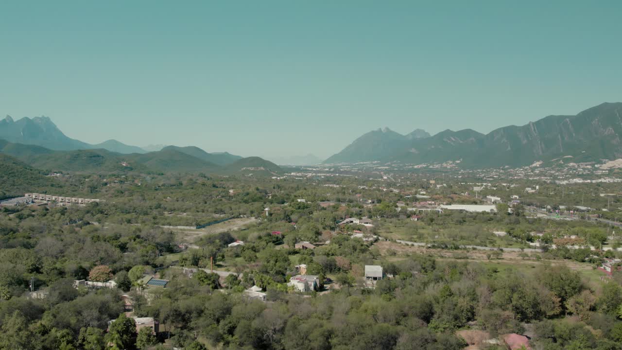Veduta aerea dei sobborghi e della periferia di Santiago, un comune situato nel centro dello stato messicano del Nuevo León