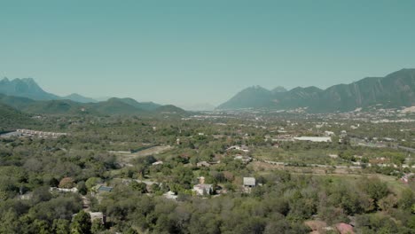 aérea sobre los suburbios y las afueras de santiago, un municipio ubicado en el centro del estado mexicano de nuevo león