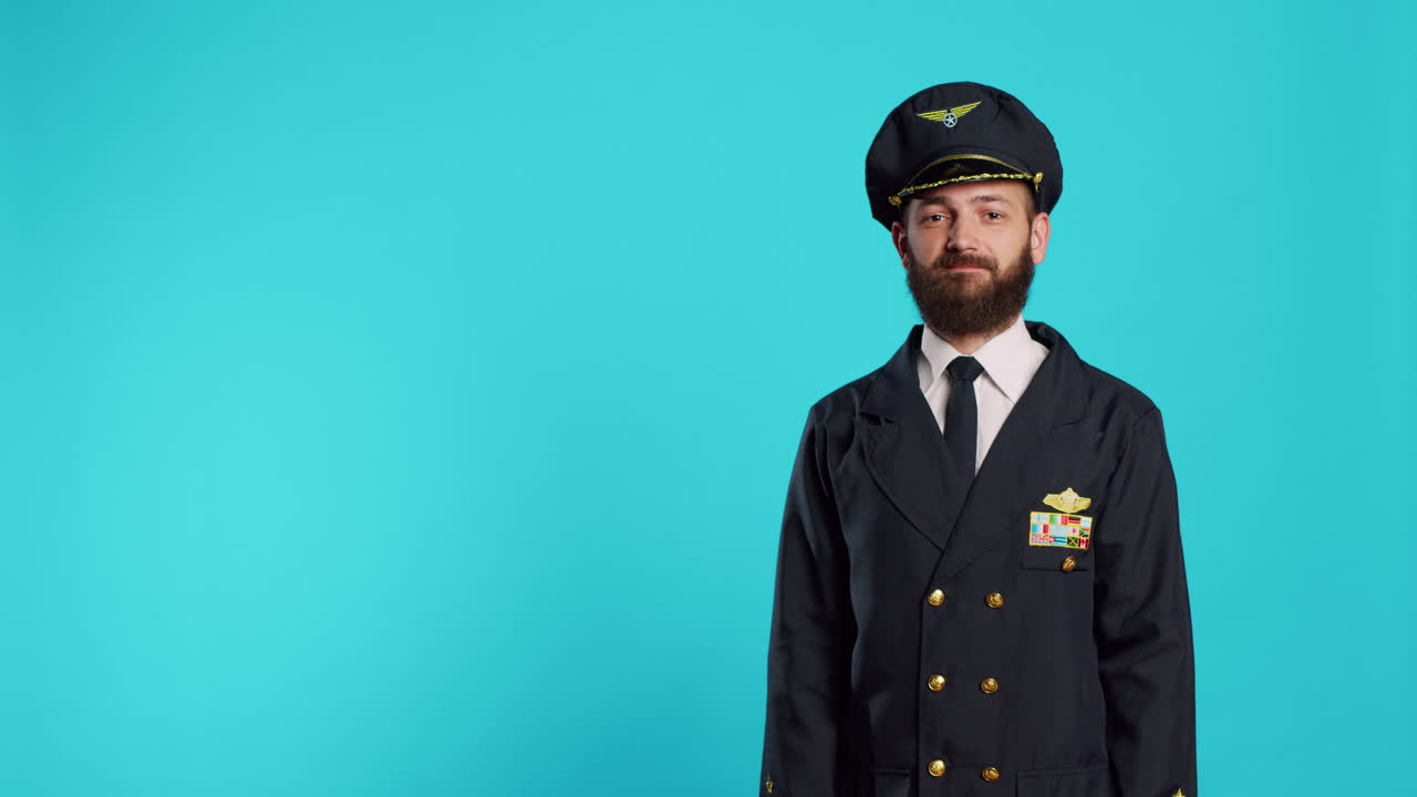 Pilota di aviazione di sesso maschile che fa il pollice in su davanti alla telecamera