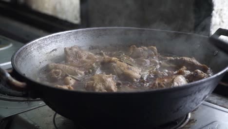 Tiro-Medio-De-Pollo-Adobo-Siendo-Cocinado