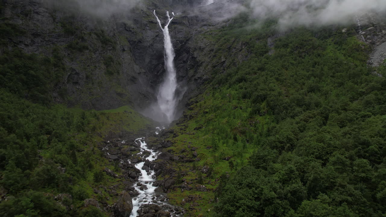 vista aérea de las cascadas de mardalsfossen en noruega, arroyo de agua a lo largo del borde de la montaña en el bosque