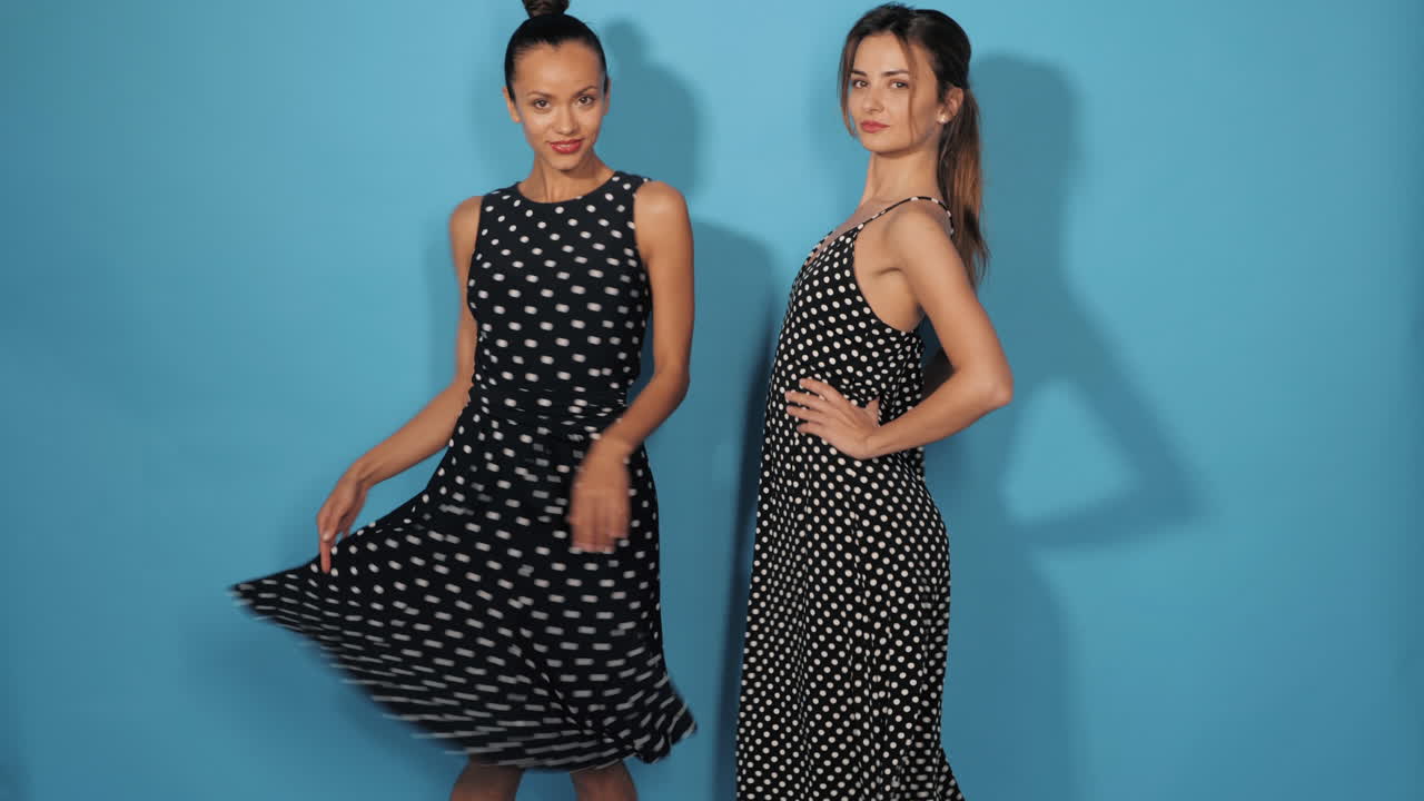 폴카 도트 드레스 를 입은 두 여자