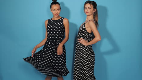 dos mujeres posando en vestidos de puntos polca