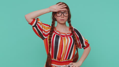 chica de jengibre frotando las sienes para curar el problema de dolor de cabeza, sufriendo de tensión y dolor de estrés migaine