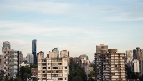 Stadtbild-Mit-Modernen-Gebäuden-Und-Wolken-Am-Blauen-Himmel