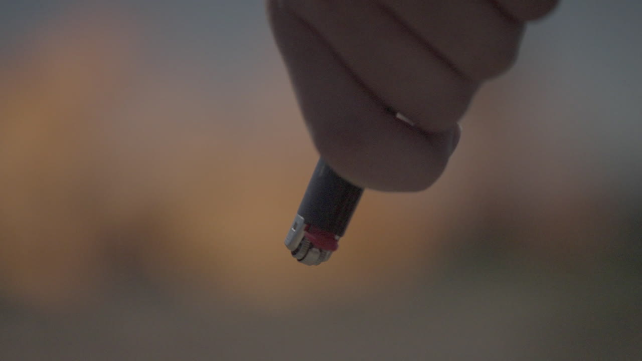 mano sosteniendo un encendedor