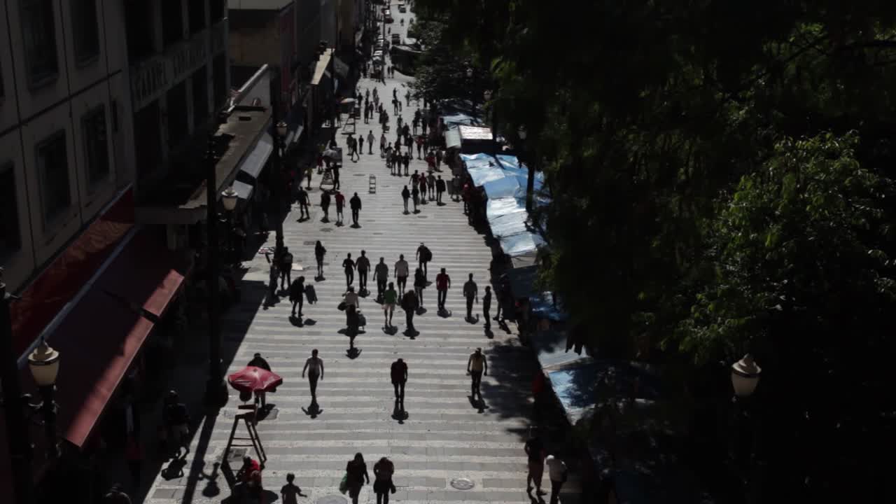 가혹한 햇빛으로 위에서 본 시장 거리-1