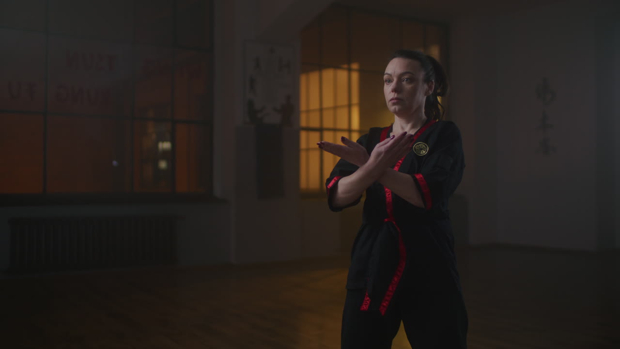 Donna che pratica arti marziali