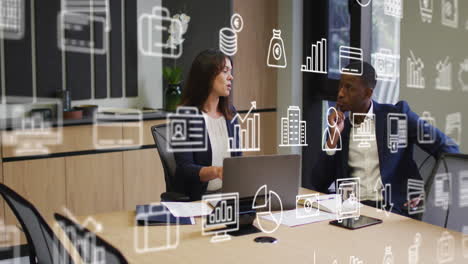animación de múltiples iconos sobre diversas mujeres compartiendo ideas con un compañero de trabajo en una computadora portátil en la oficina