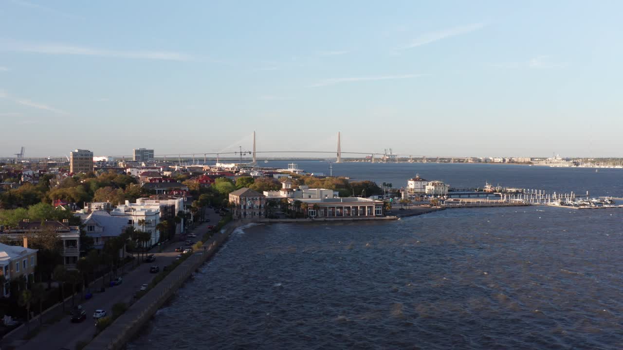 사우스 캐롤라이나에서 해가 지는 동안 역사적인 해안가에 따라 찰스턴 항구 위에서 발사 된 공중 상승 도리