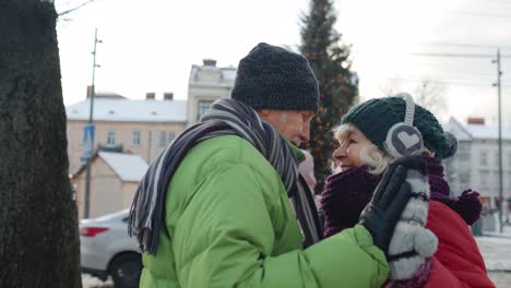 pareja de ancianos felices abuela abuelo turistas que viajan en una ciudad europea cerca del árbol de navidad