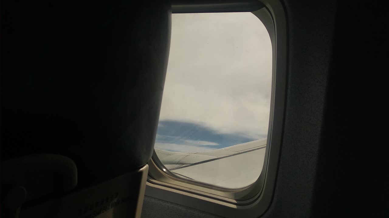 vista de las nubes y el cielo desde la ventana del avión, video hd