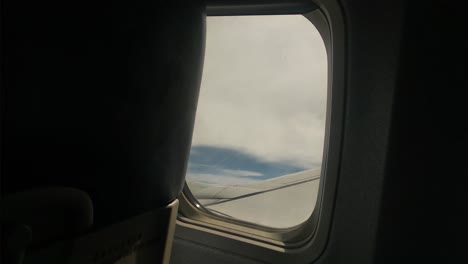 vista de las nubes y el cielo desde la ventana del avión, video hd