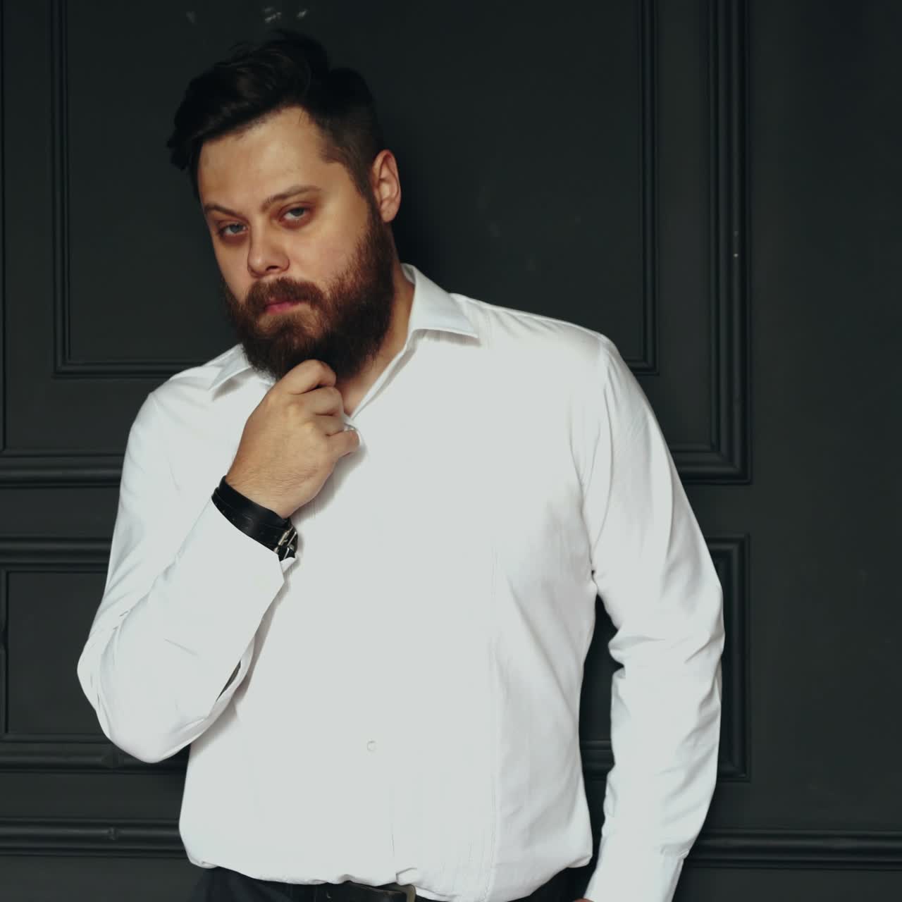 hombre brutal en el estudio