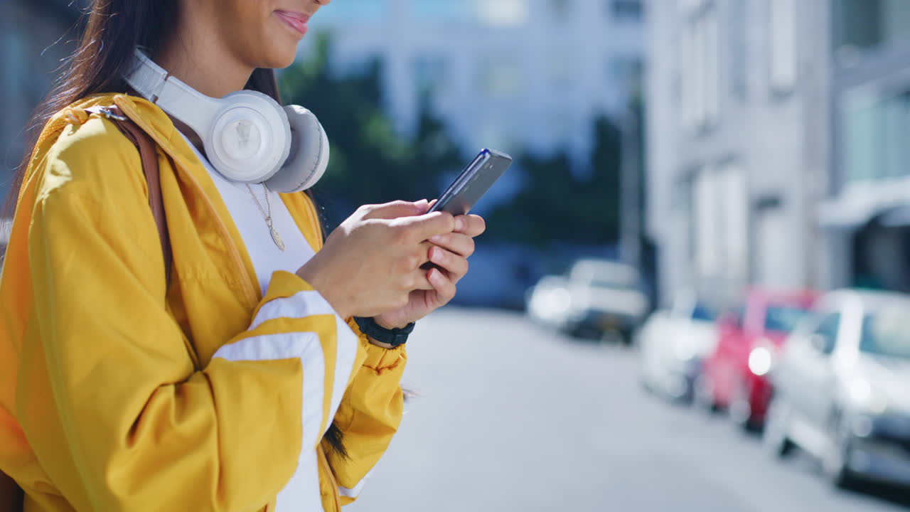 mujer de moda usando un teléfono para enviar un mensaje de texto