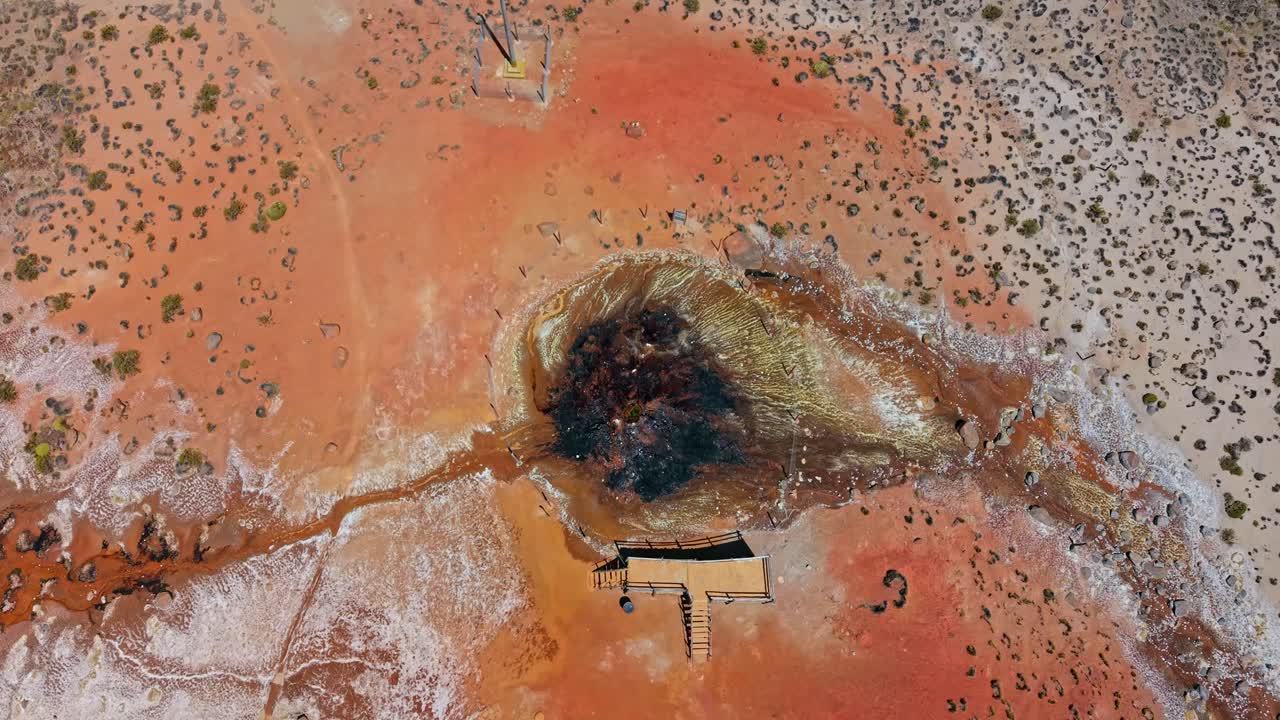 Ammira una prospettiva aerea unica di piccoli vulcani, immortalando terreni aspri, formazioni vulcaniche e la bellezza selvaggia della natura dall'alto