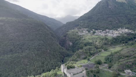 Video-Mit-Drohne-Des-Vorherigen-Flugzeugs-Mit-Blick-Auf-Den-Horizont-Und-Die-Stadt-Ravoledo-Zum-Neuen-Schloss-Oder-Vistonceo