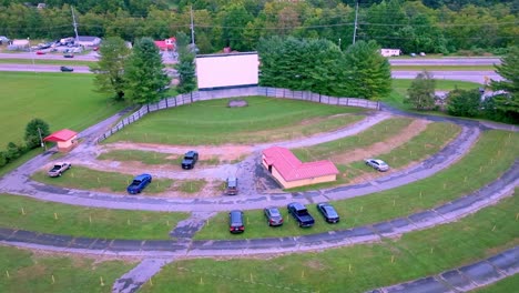 Empuje-Lento-Aéreo-Hacia-La-Unidad-En-El-Teatro-De-Elizabethton,-Tennessee