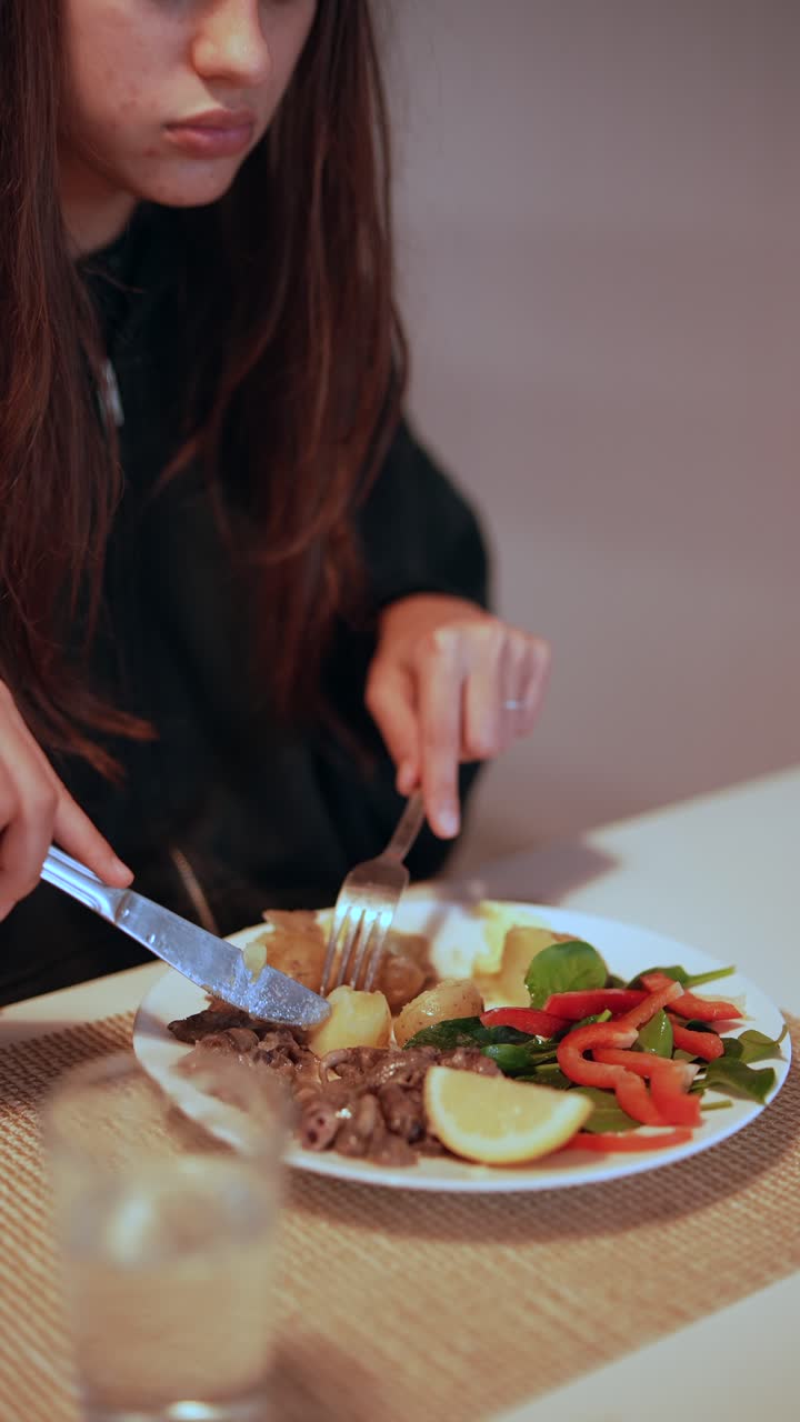 mujer comiendo una comida