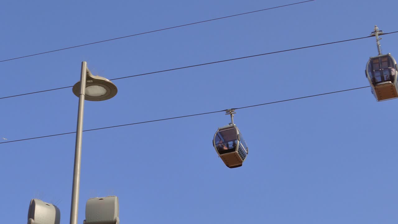 포르투갈의 빌라 노바 데 가이아 (vila nova de gaia) 를 가로지르는 케이블카 (cable car) 의 낮은 각도 촬영